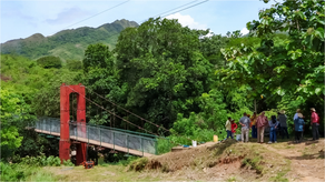 Inaugura puente peatonal seguro.