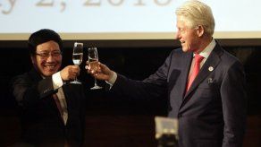 Bill Clinton acusa republicanos y prensa de inflar polémica contra su esposa