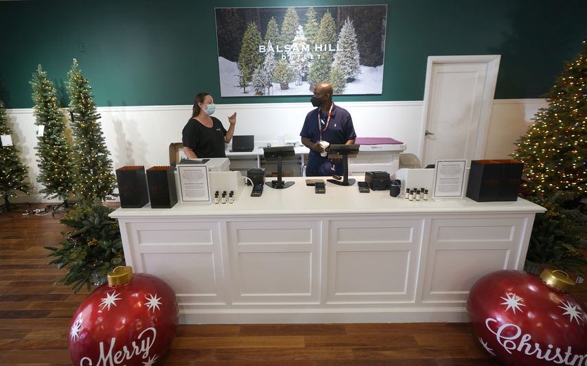 Y los empleados de negocios que no cerraron por ser esenciales