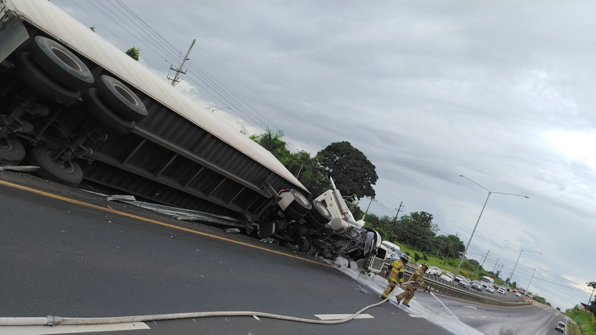 Vuelco de camión provoca derrame de combustible en la vía Interamericana.