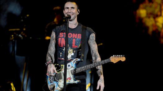 Adam Levine se pone un vestido a juego con sus hijas para su última foto en familia