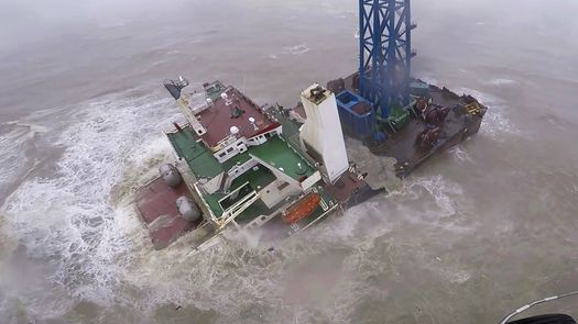 La embarcación se rompió en dos y se hundió el sábado al paso de la tormenta tropical Chaba, que mostraba vientos sostenidos máximos de 110 kilómetros (68 millas) por hora y alcanzó categoría de tifón antes de tocar tierra en la provincia de Guangdong y Hong Kong.