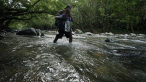 Algunos migrantes no logran atravesar las fuertes crecidas de los ríos en su paso por Darién y fallecen en el intento. Algunos migrantes no logran atravesar las fuertes crecidas de los ríos en su paso por Darién y fallecen en el intento.