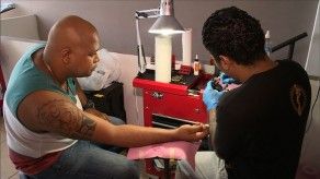 Advierten sobre bacterias en tintas y agujas para tatuajes White and Blue