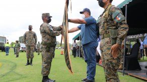 E comisionado entrante del Senafront, Luis Trejos, toma el banderín para quedar a cargo de esta brigada. E comisionado entrante del Senafront, Luis Trejos, toma el banderín para quedar a cargo de esta brigada.