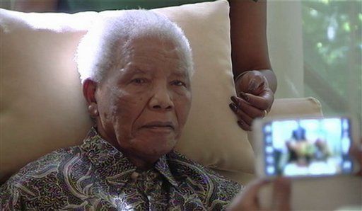 Nelson Mandela pasa segunda noche en el hospital