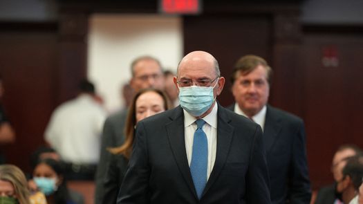 El exdirector financiero de la Organización Trump, Allen Weisselberg, ingresa a la sala del tribunal de la Corte Suprema de Manhattan.