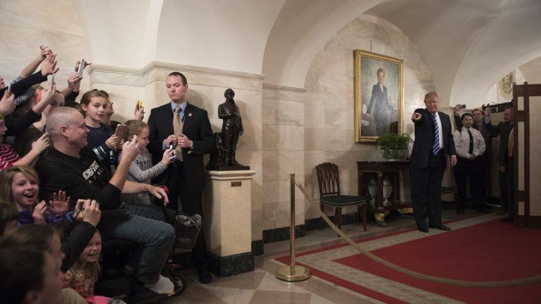 Trump sorprende a estudiantes en la reapertura de visitas a la Casa Blanca