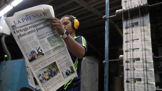 El 14 de agosto de 2021, la Policía de Nicaragua arrestó al gerente del diario La Prensa, Juan Lorenzo Holmann, un día después de allanar las instalaciones del periódico.&nbsp;