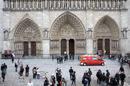 Evacúan catedral parisina de Notre Dame, tras suicidio