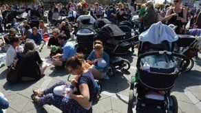 Madres danesas protestan: amamantando en público