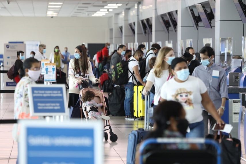 Sin embargo el decreto ordena que se mantiene el uso obligatorio de mascarilla en aeronaves que transiten entre aeropuertos del territorio nacional o vuelos domésticos.