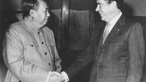 El viaje de Nixon de 1972, que incluyó encuentros con el líder comunista chino Mao Zedong y una visita a la Muralla China.