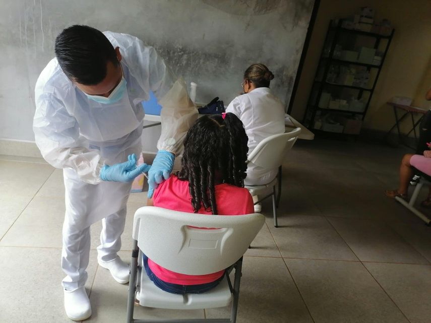 El Meduca aclara que la vacunación contra el COVID-19 en los niños será aplicada solo a aquellos cuyos padres la hayan aprobado previamente.