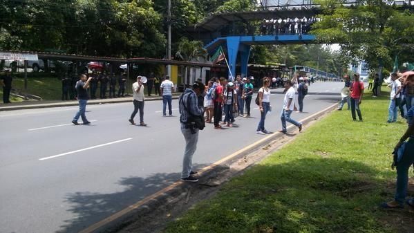 Estudiantes de agronomía protestan frente a la Universidad de Panamá