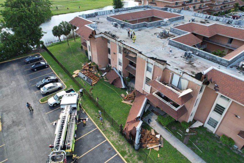 Imágenes divulgadas por el departamento de bomberos del citado condado muestran un camión del cuerpo en el lugar del siniestro y una amplia sección del tejado partida y en el suelo en el exterior del edificio.