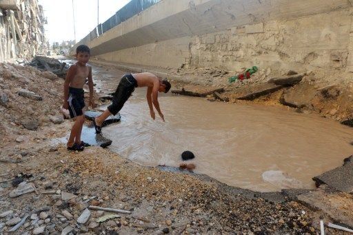 Un cráter de obús en Alepo se convierte en piscina improvisada