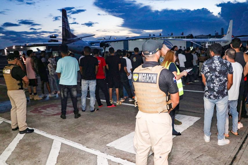 Migración deporta y expulsa a 43 ciudadanos de nacionalidad colombiana por diversos delitos.