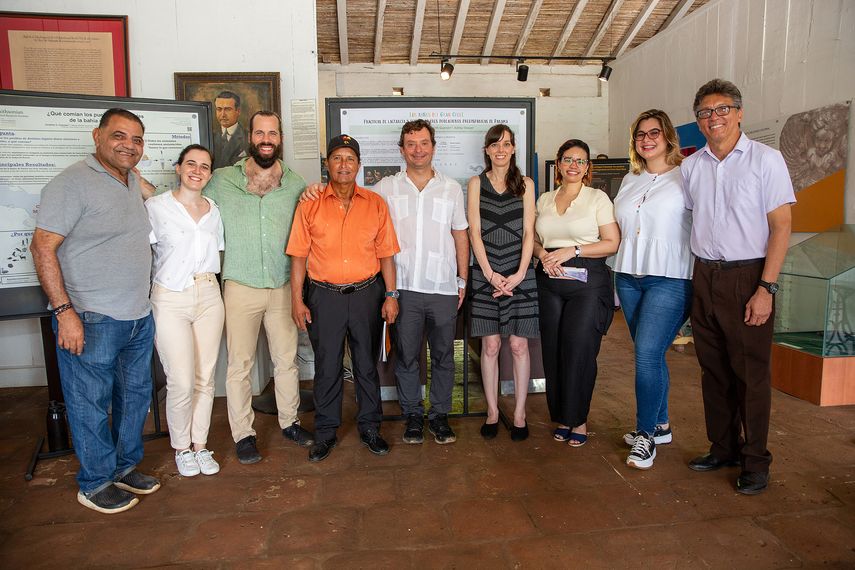 En noviembre de 2024, el laboratorio de arqueología de STRI llevó a cabo un evento de divulgación en el Museo de la Nacionalidad de la Villa de Los Santos, para conmemorar el 50 aniversario del museo y compartir con la comunidad local y los visitantes los resultados de investigaciones recientes de materiales excavados en sitios cercanos, incluido el Cerro Juan Díaz. En la foto: el guía del museo Emilio Sucre, la investigadora del CIHAC AIP y ex becaria de STRI Veronica Pace, Jonathan Cybulski, el técnico de campo Celestino Rodríguez, el arqueólogo de campo y ex becario de STRI Benoit Desjardins, Nicole Smith-Guzmán, Jeny Smid, la técnica de investigación de STRI Raiza Erlenbaugh y el director del museo Manuel Moreno. En noviembre de 2024, el laboratorio de arqueología de STRI llevó a cabo un evento de divulgación en el Museo de la Nacionalidad de la Villa de Los Santos, para conmemorar el 50 aniversario del museo y compartir con la comunidad local y los visitantes los resultados de investigaciones recientes de materiales excavados en sitios cercanos, incluido el Cerro Juan Díaz. En la foto: el guía del museo Emilio Sucre, la investigadora del CIHAC AIP y ex becaria de STRI Veronica Pace, Jonathan Cybulski, el técnico de campo Celestino Rodríguez, el arqueólogo de campo y ex becario de STRI Benoit Desjardins, Nicole Smith-Guzmán, Jeny Smid, la técnica de investigación de STRI Raiza Erlenbaugh y el director del museo Manuel Moreno. 