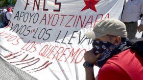 Centenares de estudiantes bloquean la Autopista del Sol en sur de México