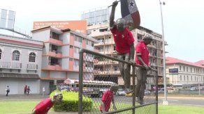 Varios monumentos de la capital amanecieron vestidos con la camiseta de la Selección