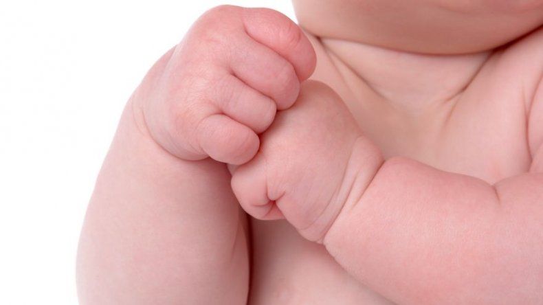 ¿Qué significan los puños cerrados en los bebés?