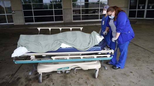 Las muertes por la pandemia de COVID-19 aumentaron en el 2021 — a más de 415.000, comparado con unas 351.000 el año previo.