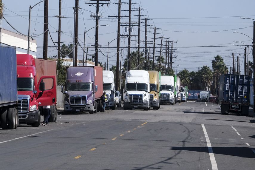 Aproximadamente 40% de los contenedores que ingresan a Estados Unidos lo hacen por los puertos de Los Ángeles y Long Beach.