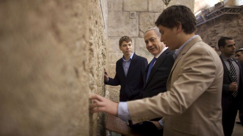 Hijo de Netanyahu desata tormenta con comentarios vulgares