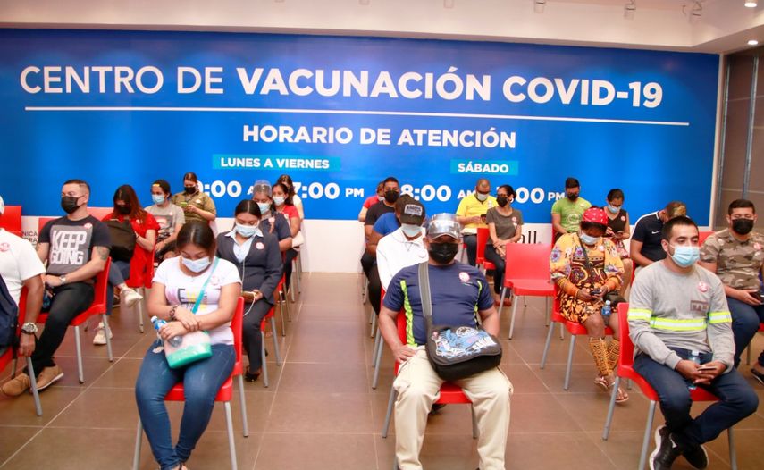 Las dosis aplicadas en centros comerciales son de la fórmula de Pfizer a partir de los 12 años