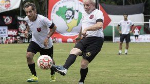 Lula y Chico Buarque se visten de corto para inaugurar campo en una escuela