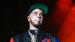 Anuel pierde los papeles al ver una peluca azul como la de Karol G