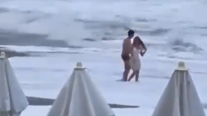 ¡Terrorífico! Mujer es arrastrada por el mar y permanece desaparecida