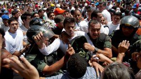 Opositores venezolanos en huelga de hambre muestran deterioro