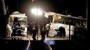 Suben a seis los niños muertos en choque entre autocar y tren en Francia