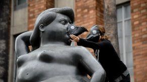 Máscaras de la peste negra protegen a esculturas de Botero de contaminación