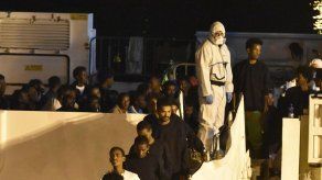 Italia permite desembarque de migrantes en el Diciotti
