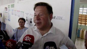 Presidente Varela ejerció su voto en la Escuela Ildaura Vieto de Pesé