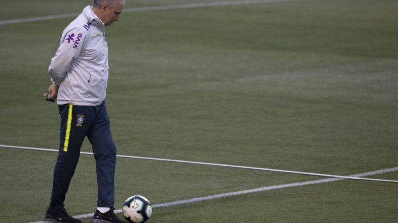Jugadores defienden a Tite en medio de dudas sobre su futuro