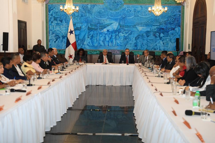 Gremios magisteriales se reúnen con el presidente Mulino para discutir sobre la CSS.