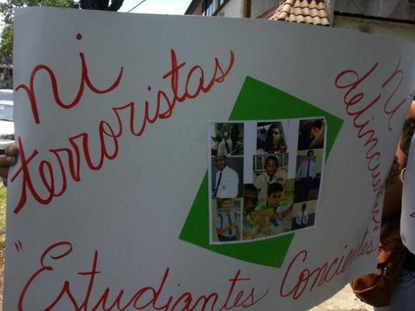 Padres de institutores detenidos protestan en el Ministerio Público