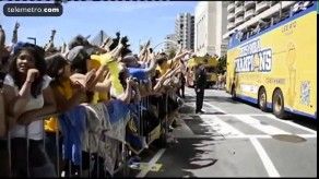 Miles de seguidores aclaman a los Warriors en Oakland