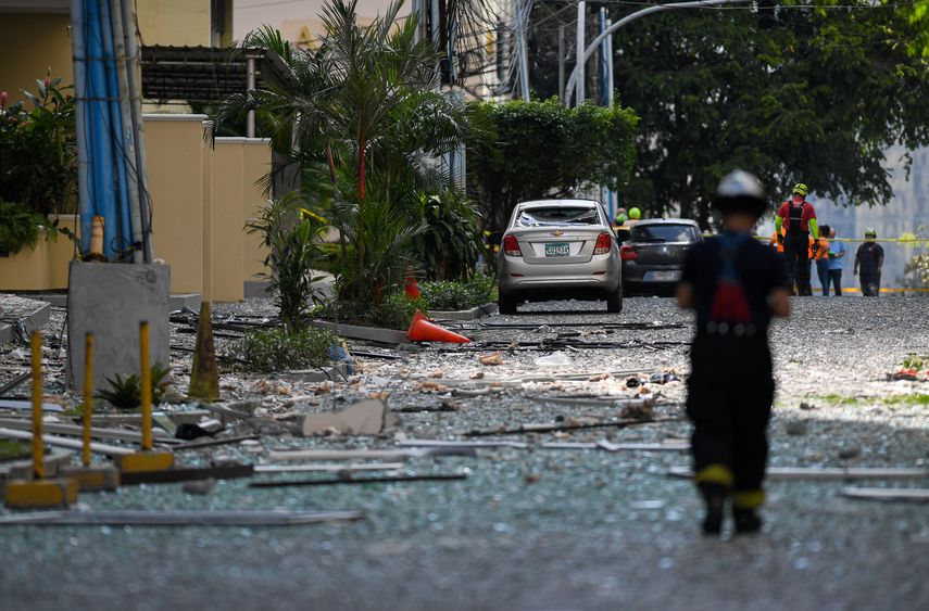 Los restos de la explosión llegaron hasta las calles.