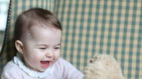 La princesa Carlota recibe el cariño de sus primas mayores