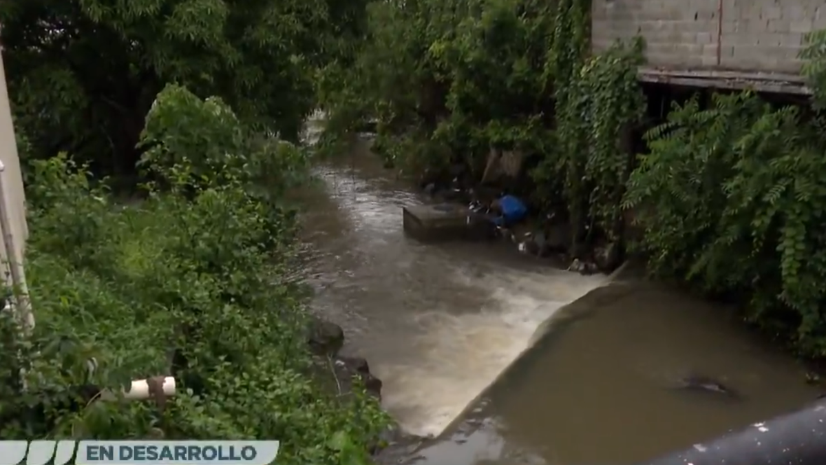 Buscan a menor de 14 años arrastrado por río en Samaria