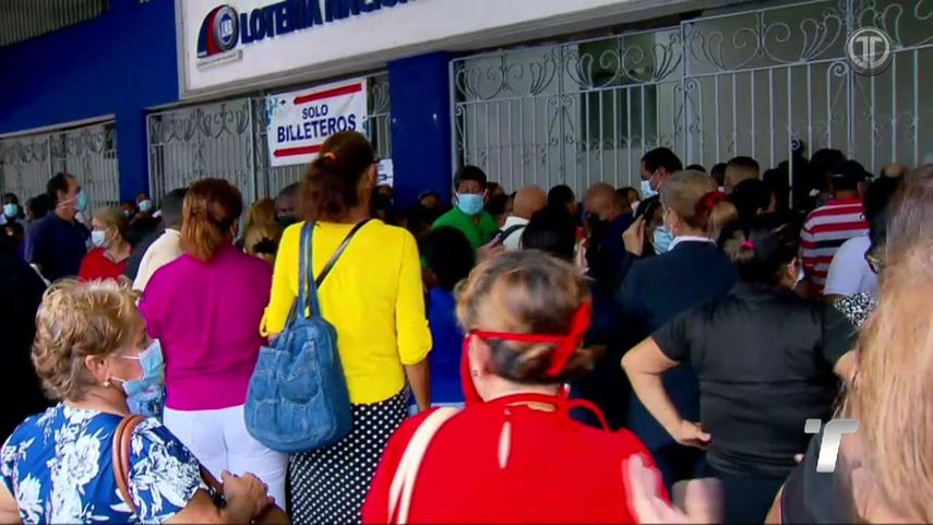 Los billeteros y funcionarios se mantienen apostados a las afueras de la sede de la Lotería.