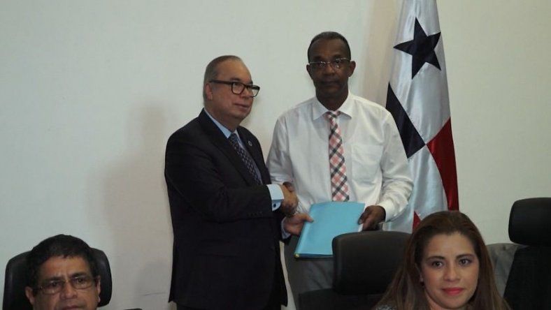 Lau presenta propuesta para elevar la CSS a rango constitucional