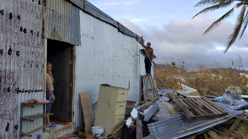 Tifón Yutu sacude norte de Filipinas, hay miles de evacuados