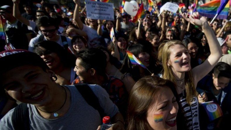 Más de 50.000 personas participan en marcha chilena por la igualdad
