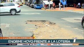 Denuncian enorme hueco en la avenida Cuba sin señalización